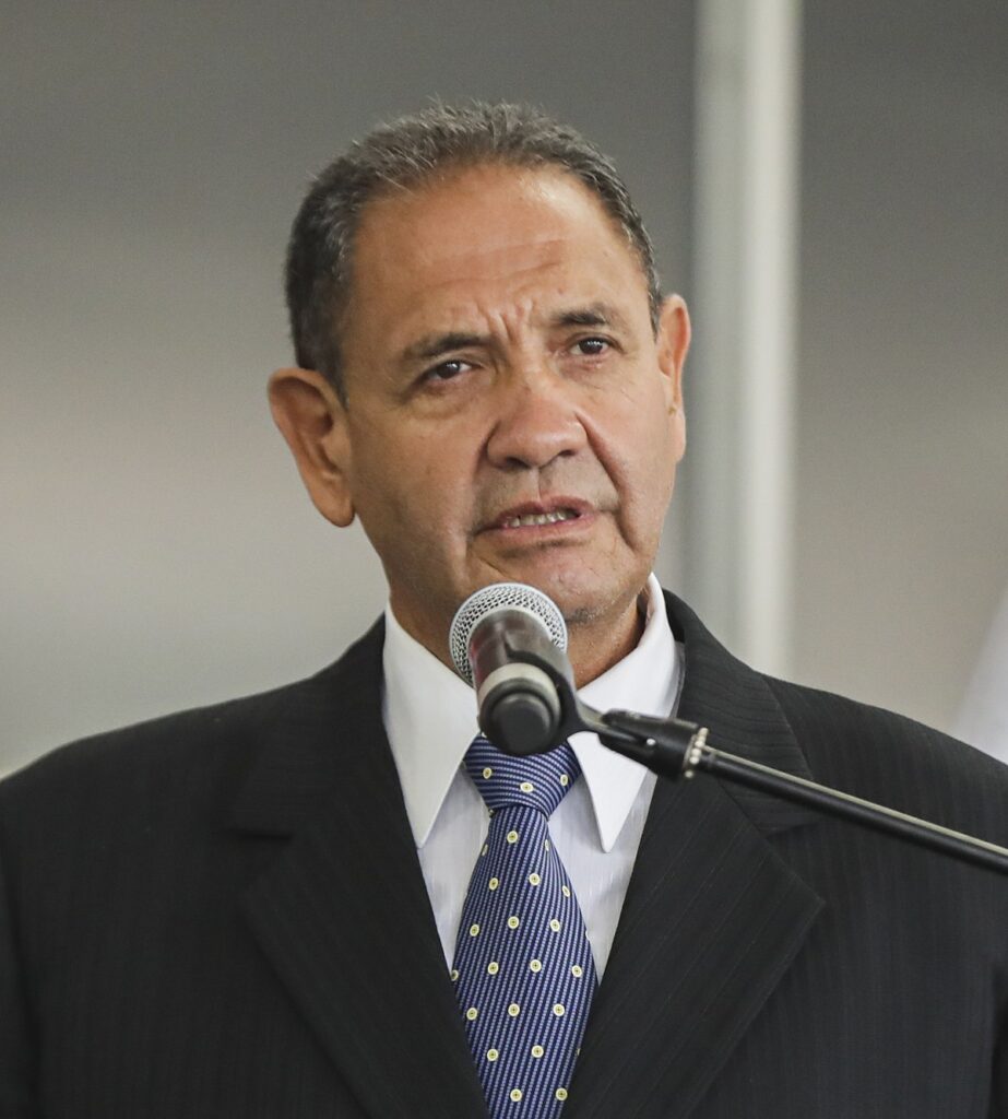 Hijas del ministro de Defensa son trasladadas en avión del Estado