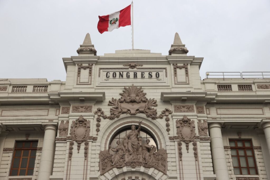 Congreso aprueba ley que excluye más de 50 delitos y favorece a mafias en allanamientos