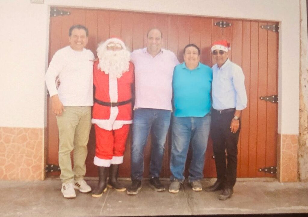 PAÚL Y MARCELO. Abrazados y con Papá Noel, los ‘enemigos’ cierran su extraña alianza política
