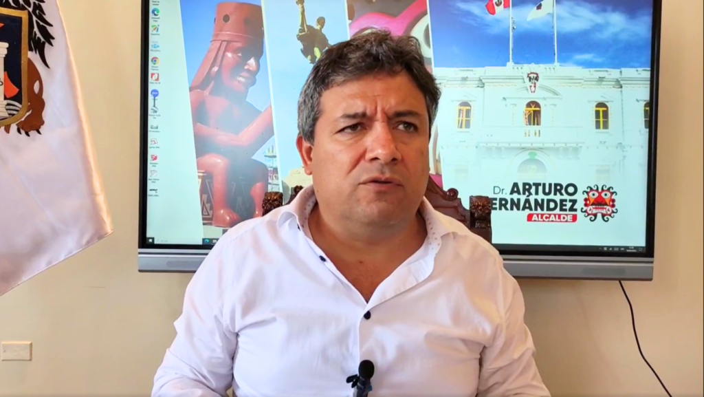 La vacancia de Arturo Fernández será resuelta en las próximas horas por el JNE