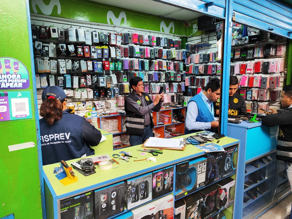 Incautan celulares robados en operativo a centros comerciales