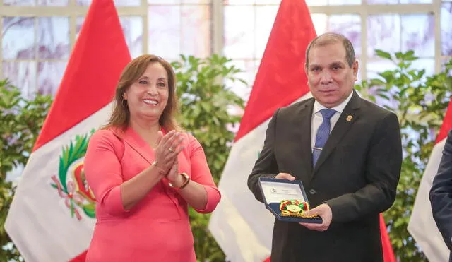 Investigada Dina Boluarte condecora a presidente del Poder Judicial