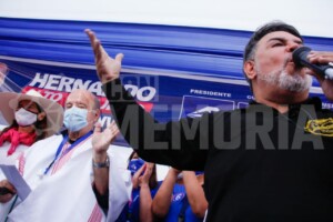 HERNANDO DE SOTO SE EXHIBE JUNTO A 'CHIBOLÍN'